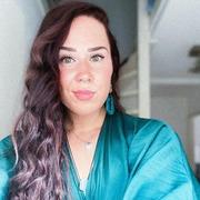 helderziende Dominique - Hoi lief mens, Al mijn hele leven wist ik dat er meer op aarde was en er verandering moest plaatsvinden. Inmiddels zitten we in een wereldwijd transformatie proces waarin we naar een nieuw bewustzijn worden getild. Als HSP'er kan ik goed invoelen op situaties, voelen waar er blokkades zitten en jou helpen bij je eigen proces. Ik help je graag om de controle los te laten, dichter bij jezelf te komen waardoor je een fijne relatie met jezelf mag creeeren en je kan gaan staan in overgave. Je verdiend het om gelukkig te zijn en daar help ik je graag mee. Wat kan ik voor je doen? Ik kan situaties, personen helder aanvoelen en help jou graag terug in je eigen kracht door gedachtenpatronen te transformeren en een nieuwe kijk te krijgen op de situatie. Geen vraag is mij te gek, je kan alles bij me kwijt. Liefs, medium Dominique! Helderzienden staan voor u klaar als u het even niet meer zitten of als u gewoon een luisterend oor zoekt. Onze professionele consulenten en helderzienden zijn op hun eigen bijzondere specialiteiten gescreend en getest. U kan bij ons terecht voor  spiritueel en betrouwbaar advies. 